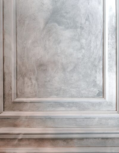 Fragmento de pared marmoleada en la Sala Mateo de Mandalay Muebles