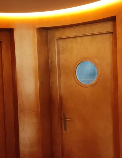 Vestíbulo circular con efecto metalizado en cobre para Outline Interior en vivienda particular
